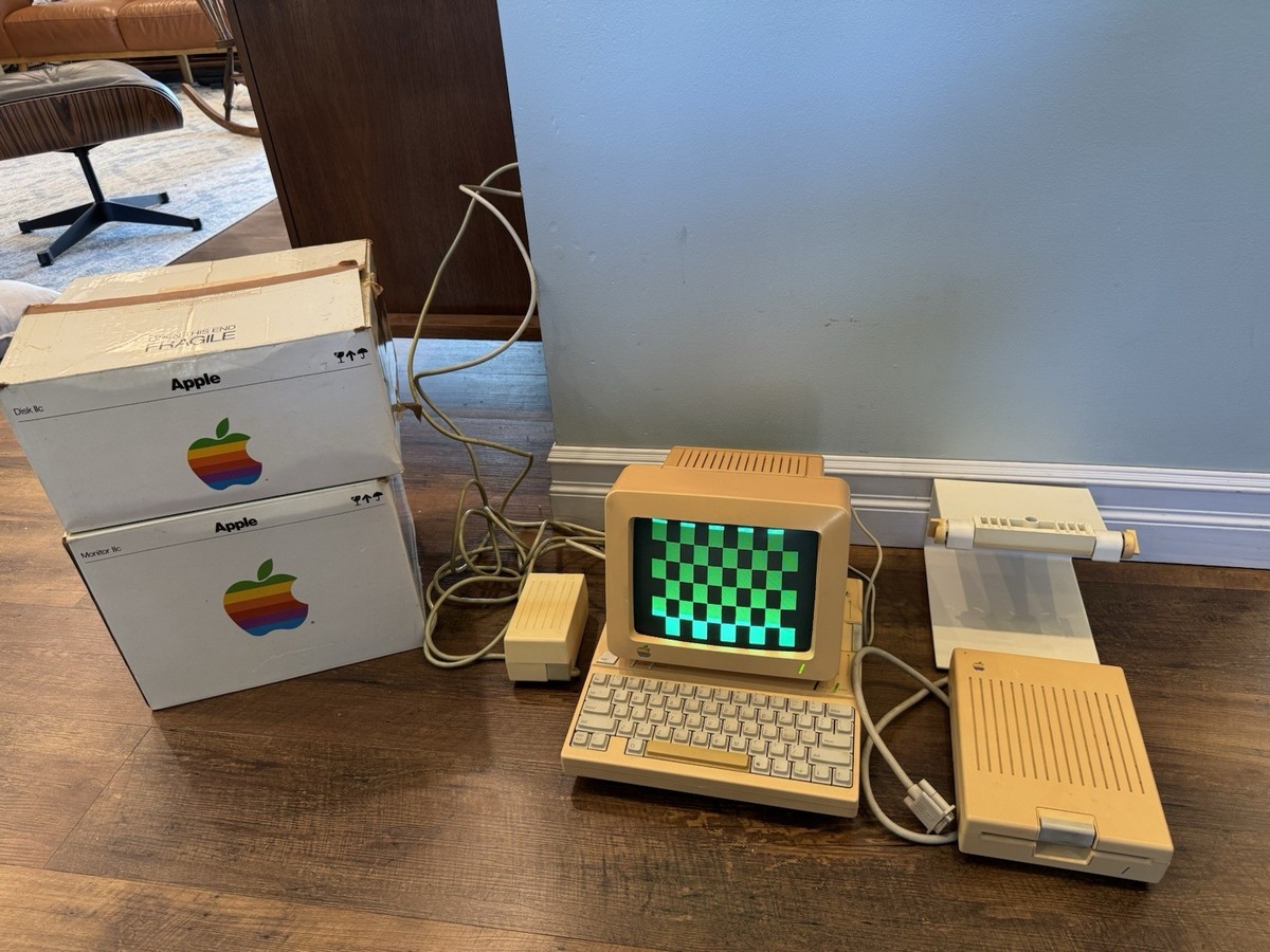 Vintage Apple IIC A2S4000 Computer, Monitor w/Stand G090S