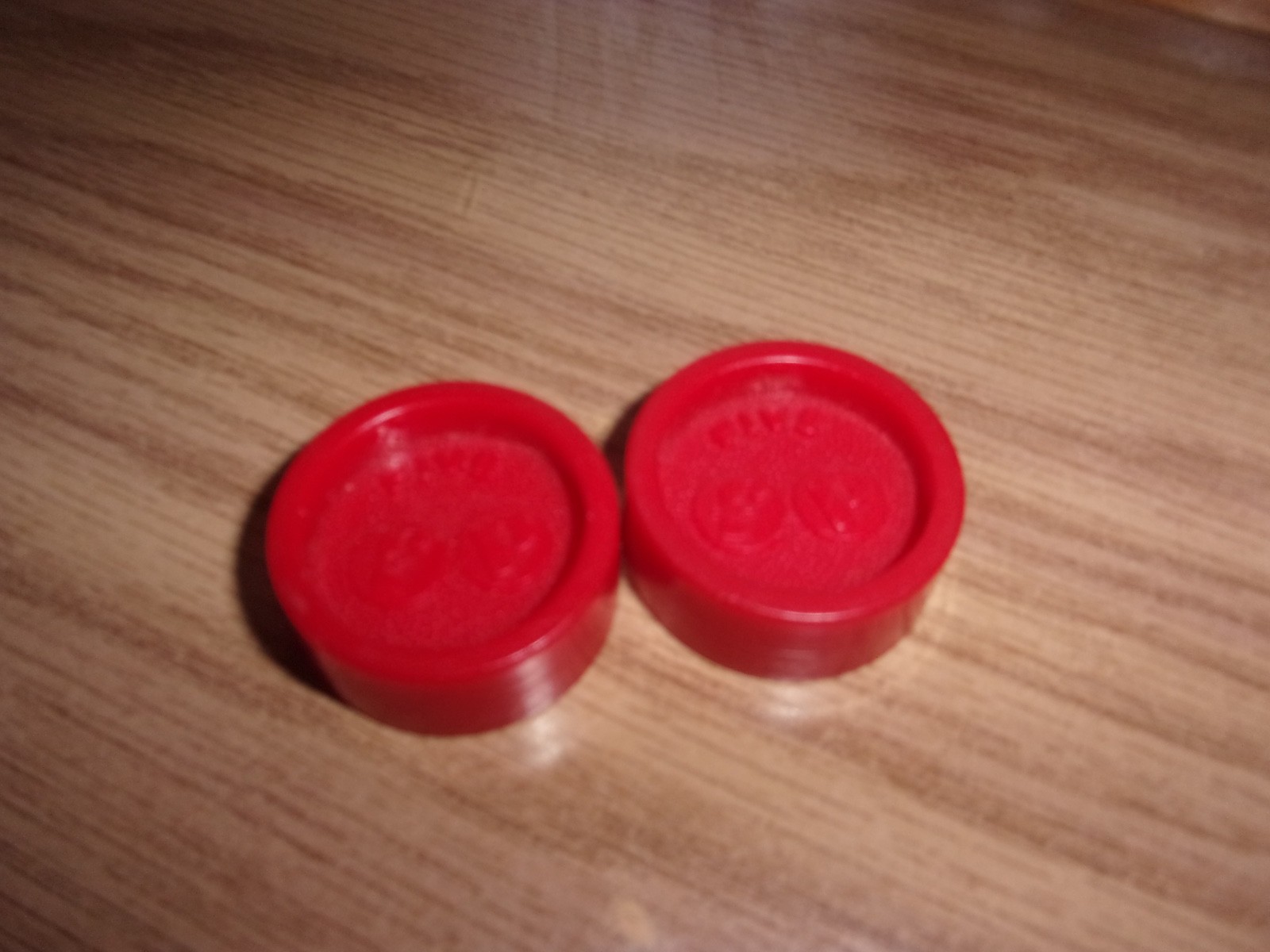 как выглядит Fisher Price replacement nickel 5 cent red coins 2 for cash register 926 vntg фото