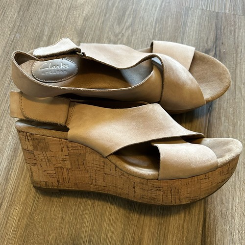 Sandalia de cuña Clarks Artisan Caslynn Shae de cuero desnudo con correa corcho para mujer 10’s - Imagen 2 de 10