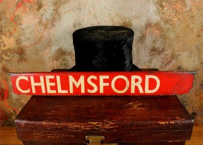 Antikes Chelmsford Destination Schild. Rotes Namensschild des Bahnhofs Essex. um 1930