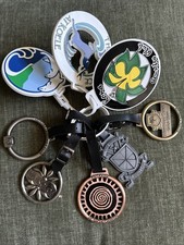 Lot de 8 étiquettes de sac de golf vintage - métal et plastique (Hawaii Lanai, Utah Entrada, CA)