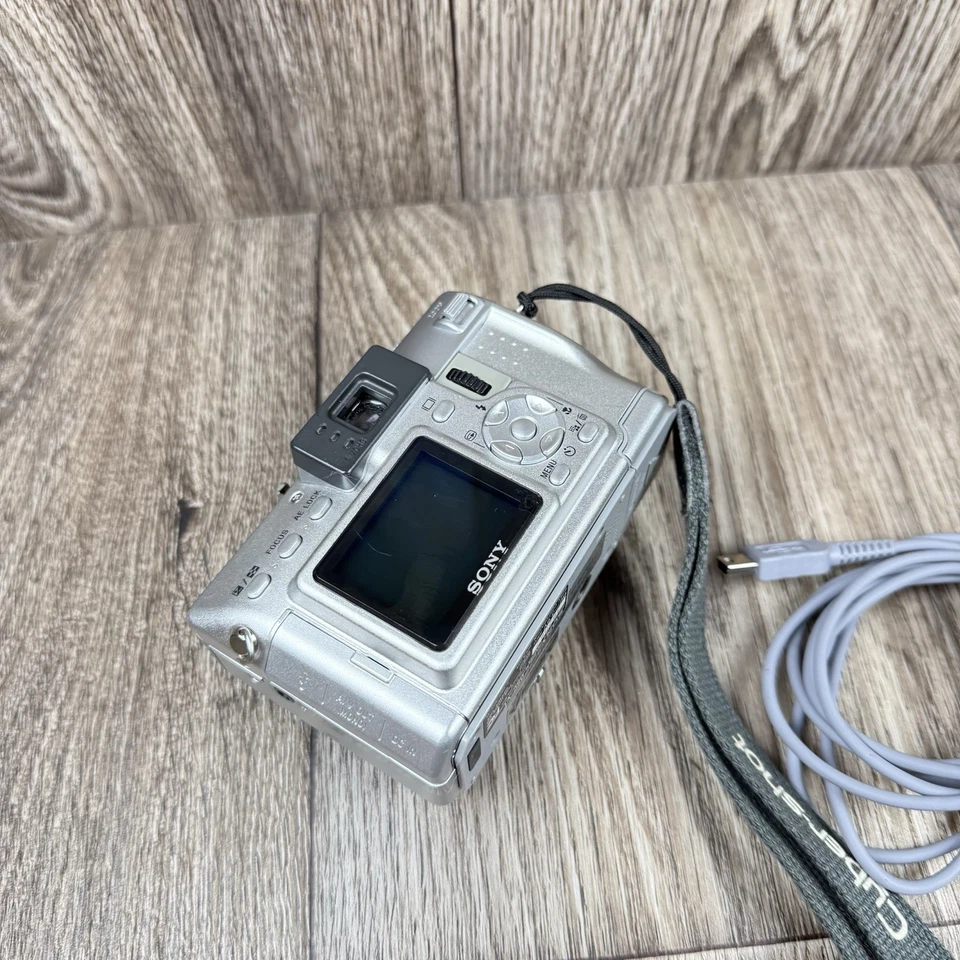 CÁMARA DIGITAL SONY CYBER-SHOT DSC-V1 4X 5,0 MP - Sin probar, solo piezas o reparación Foto 4 de 4