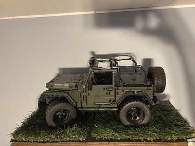 Mould King 13124 Jeep Wrangler Rubicon + Custom Wall Display Bundle