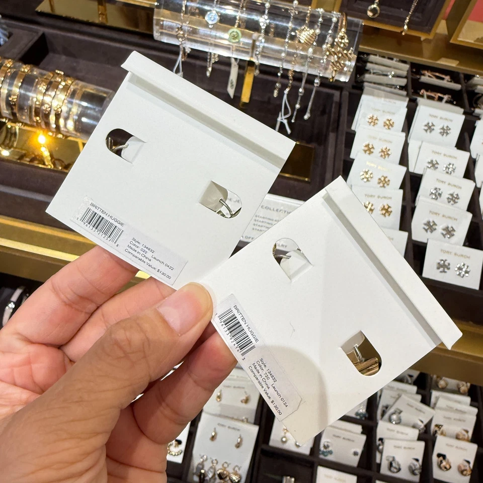 Pendiente Tory Burch Britten Huggie 134832 Auténtico $130 Foto 3 de 4