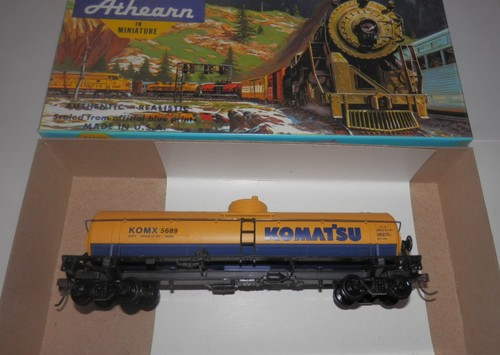 Coche cisterna escala HO Komatsu KOMX 5689 cúpula única con Kadees | Zustand: Used