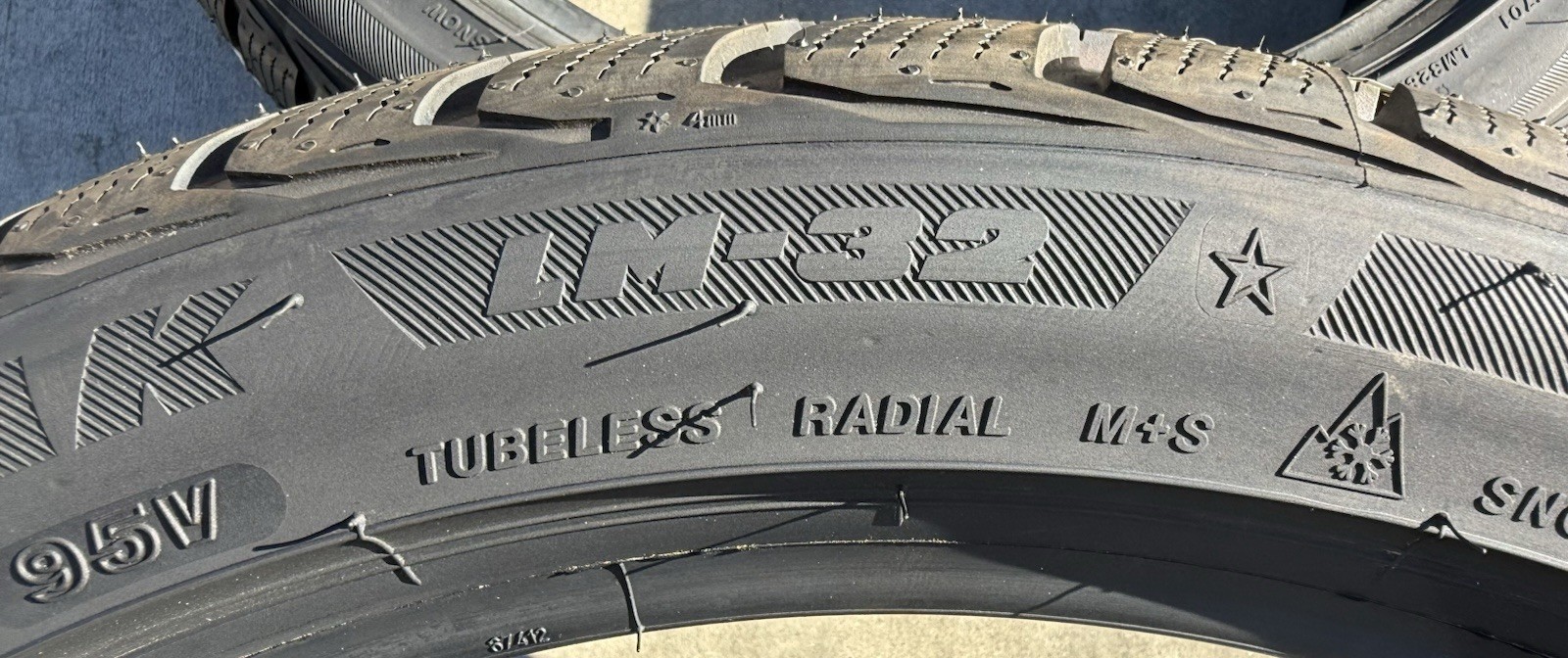 TWO BRAND NEW 215/45R20 95V Bridgestone Blizzak LM-32 BMW i8 Tires 2154520