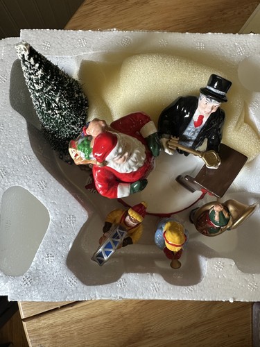 Banda de accesorios para niños Dept 56 Snow Village Santa Comes To Town 1997 - Imagen 3 de 5