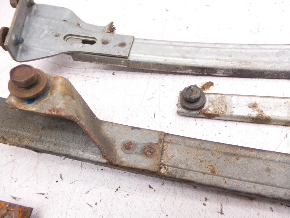 70-81 Camaro Firebird Passageiro Lateral Direito Janela Trilhos Pista Original GM - Imagem 3 de 4