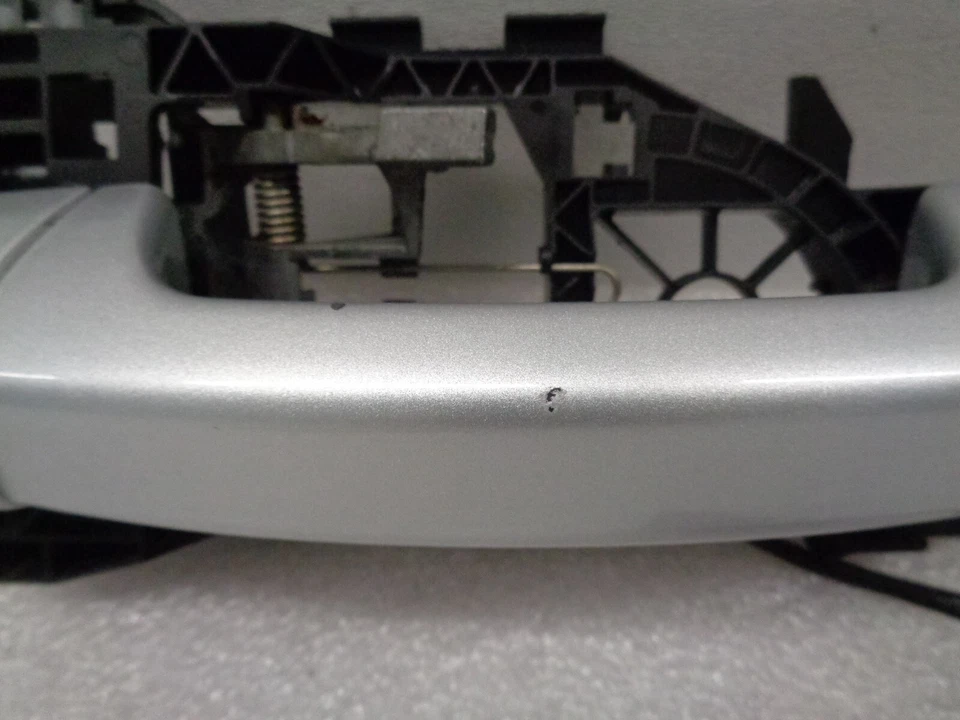 Manija de puerta exterior trasera derecha Volkswagen CC 2009-2017 plateada OEM AK2404135 Foto 2 de 4