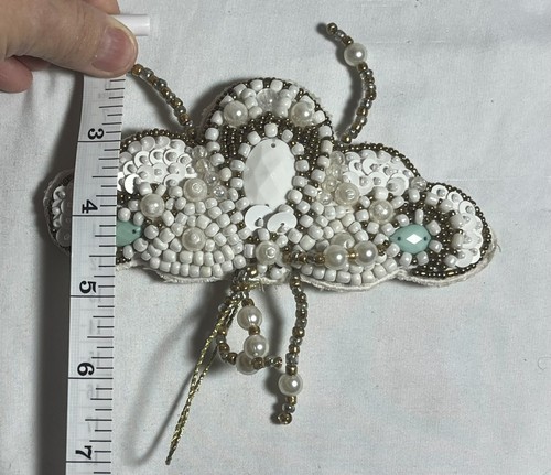 Diseño artesanal individual con lentejuelas y cuentas crema 7 X 7. Regalo Ideal - Imagen 3 de 4