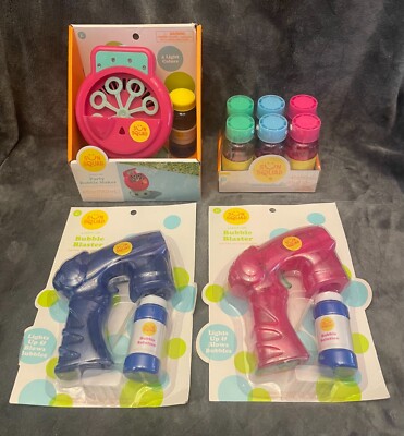 Sun Squad: 1 LightUp Party Bubble Maker, 2 LightUp Blasters, 1 6pk Solution-NEW