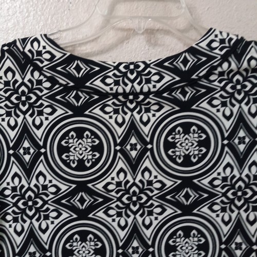 BCBG Max Azria Women Sze XS Dress Black White Tiled Floral Bell Sleeves  4817 - Picture 9 of 10