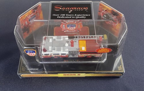 Code 3 Model #12833 FDNY Seagrave Pumper #46 (Cross Bronx Expressway) - Picture 8 of 9