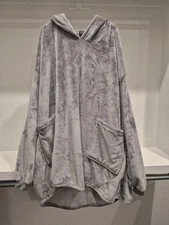 THROWZY Marlo Lorenz Oversized Hooded Poncho Blanket Gray ONE SIZE NWT