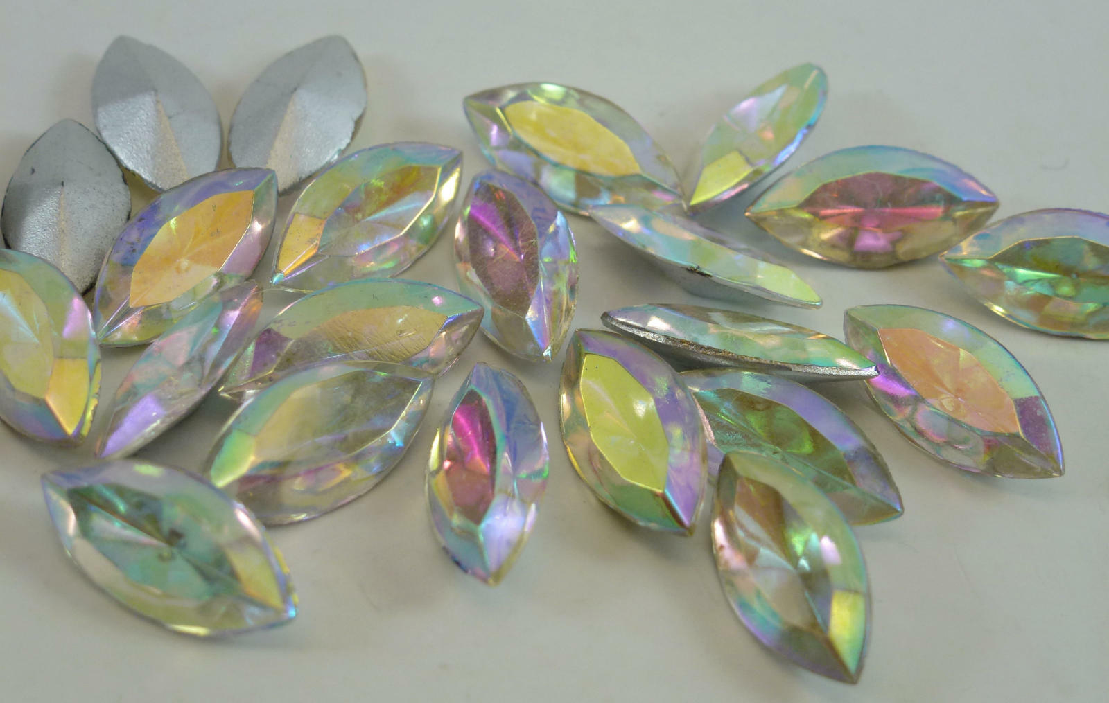 Strass thermocollant en verre NAVETTE à facettes- Nacré - 3.5x8mm