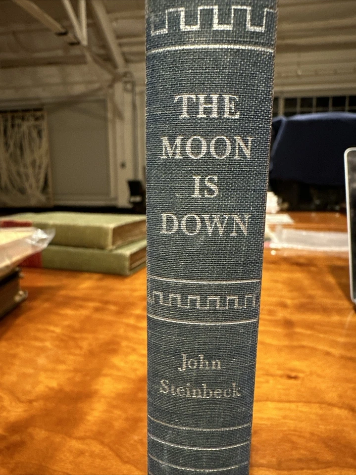 THE MOON IS DOWN by John Steinbeck 1942 HC 1st. Ed. Very Rare Book Foto 2 de 4