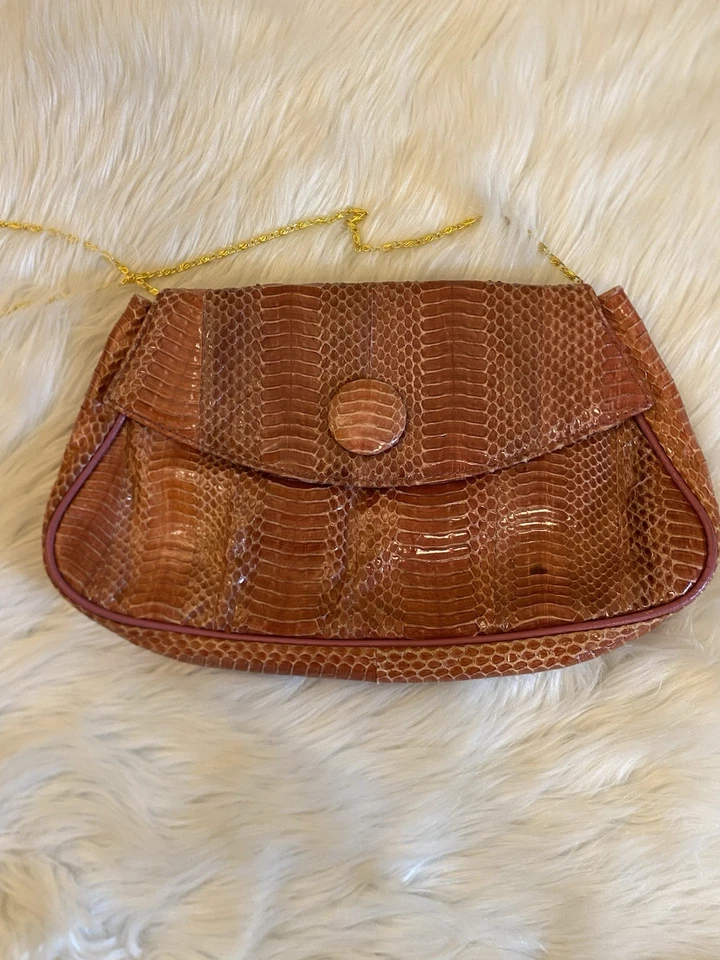 Bolso sin asas/cartera vintage de piel de serpiente rosa salmón años 80 elegante correa de cadena dorada Foto 3 de 4