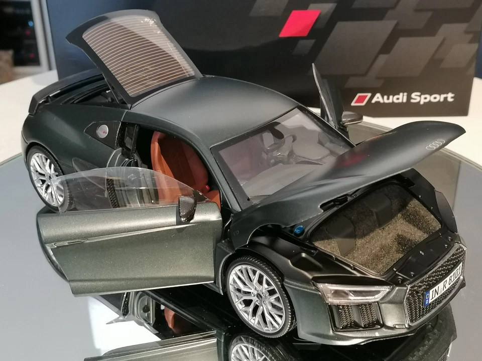 Iscale 1/18 Audi R8 V10 Plus Coupé Quattro 2010 Green Matt Dealer Edition Box - Immagine 4 di 4