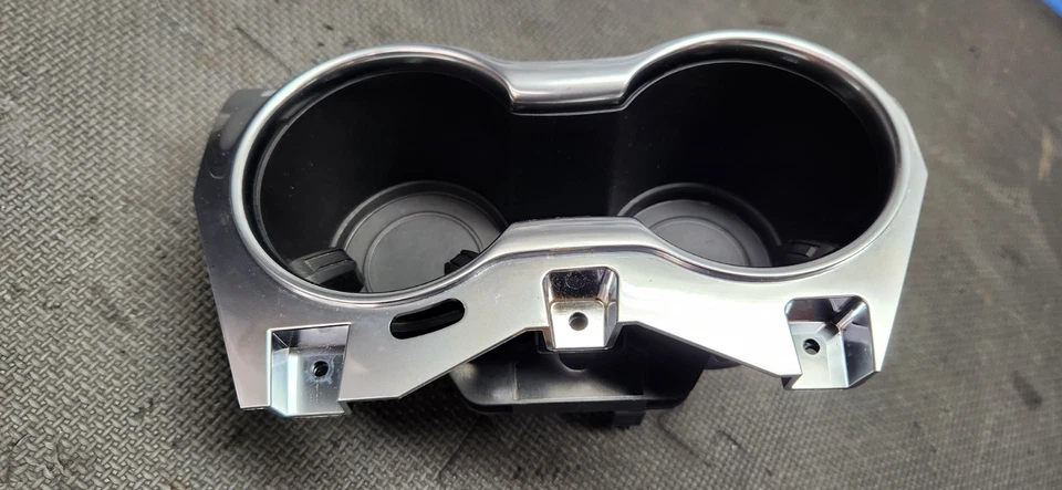 Portavasos Ford Mustang GT 2018-2023 consola central con inserto cromado OEM Foto 2 de 4