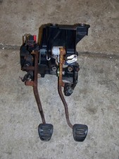 05-09 Oem Ford Mustang Gt Clutch Brake Pedal Assembly W Clutch Master Cylinder 05-09 Oem Ford Mustang Gt Clutch Brake Pedal Assembly W Clutch Master Cylinder
