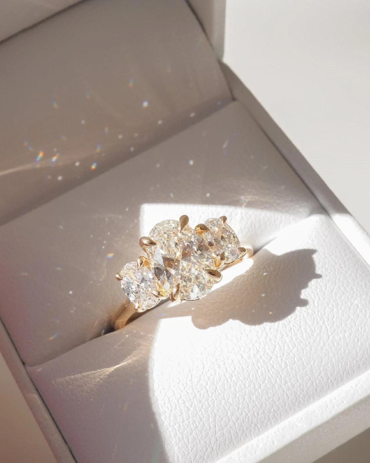 Anillo de propuesta de diamantes cultivados en laboratorio de corte ovalado real de 4,30 quilates en oro amarillo sólido de 18 quilates