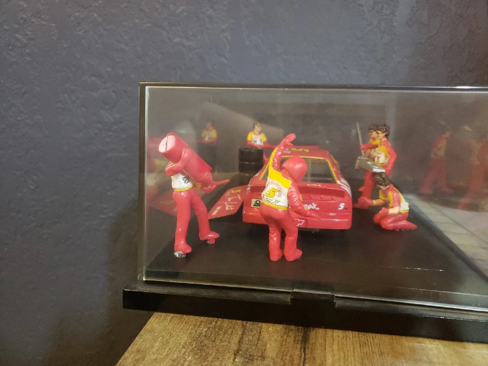 NASCAR #5 Kellogg's 1:25 Scale Pit Crew, Display, 1996 Champion, Terry Labonte - Image 3 of 4