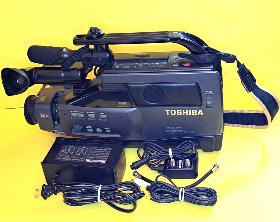 🔥TOSHIBA SK-F200 COMPACT VHS-C CAMCORDER VIDEO CAMERA VINTAGE WITH CARRY CASE🔥 - Image 2 of 4