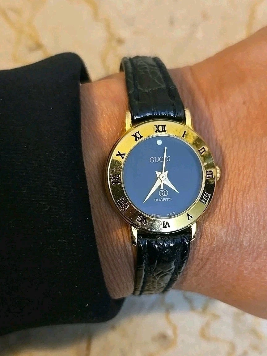 Montre Bracelet Femme Gucci Quartz Cadran Or Noir Numéros Romains 9000L 
