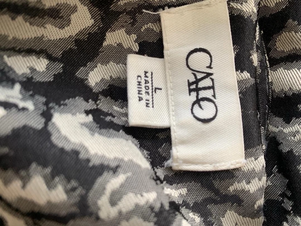 Gabardina de mujer con estampado de leopardo Cato negra/gris talla grande Foto 3 de 4