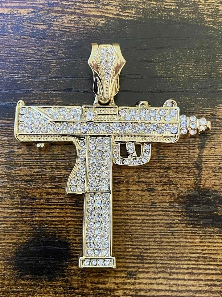 Colgante pistola hip hop diamante simulado corte redondo de 2,5 quilates enchapado en oro amarillo de 14 quilates Foto 3 de 4