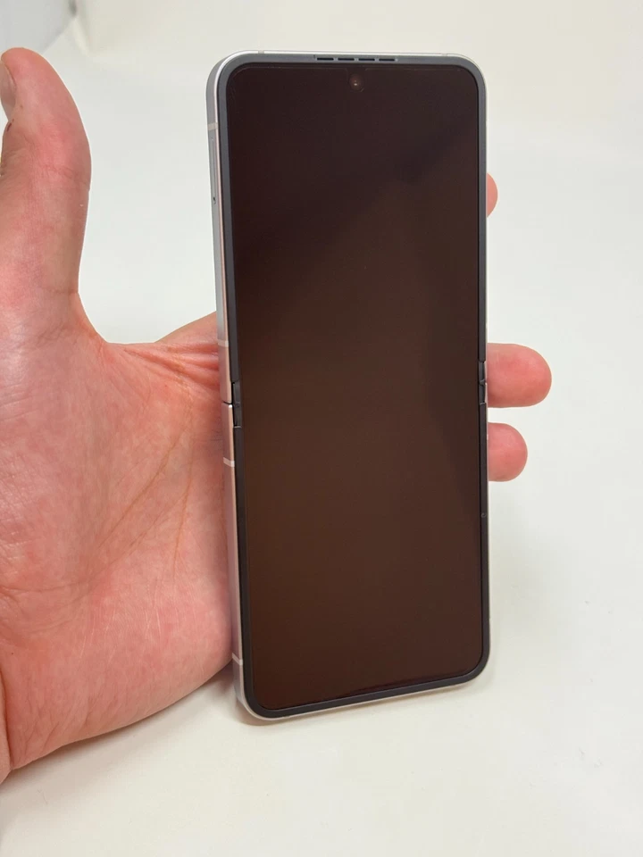 Samsung Galaxy Z Flip6 (SM-F741W) - 256GB Unlocked Silver - Open Box w/Warranty - Image 4 of 4