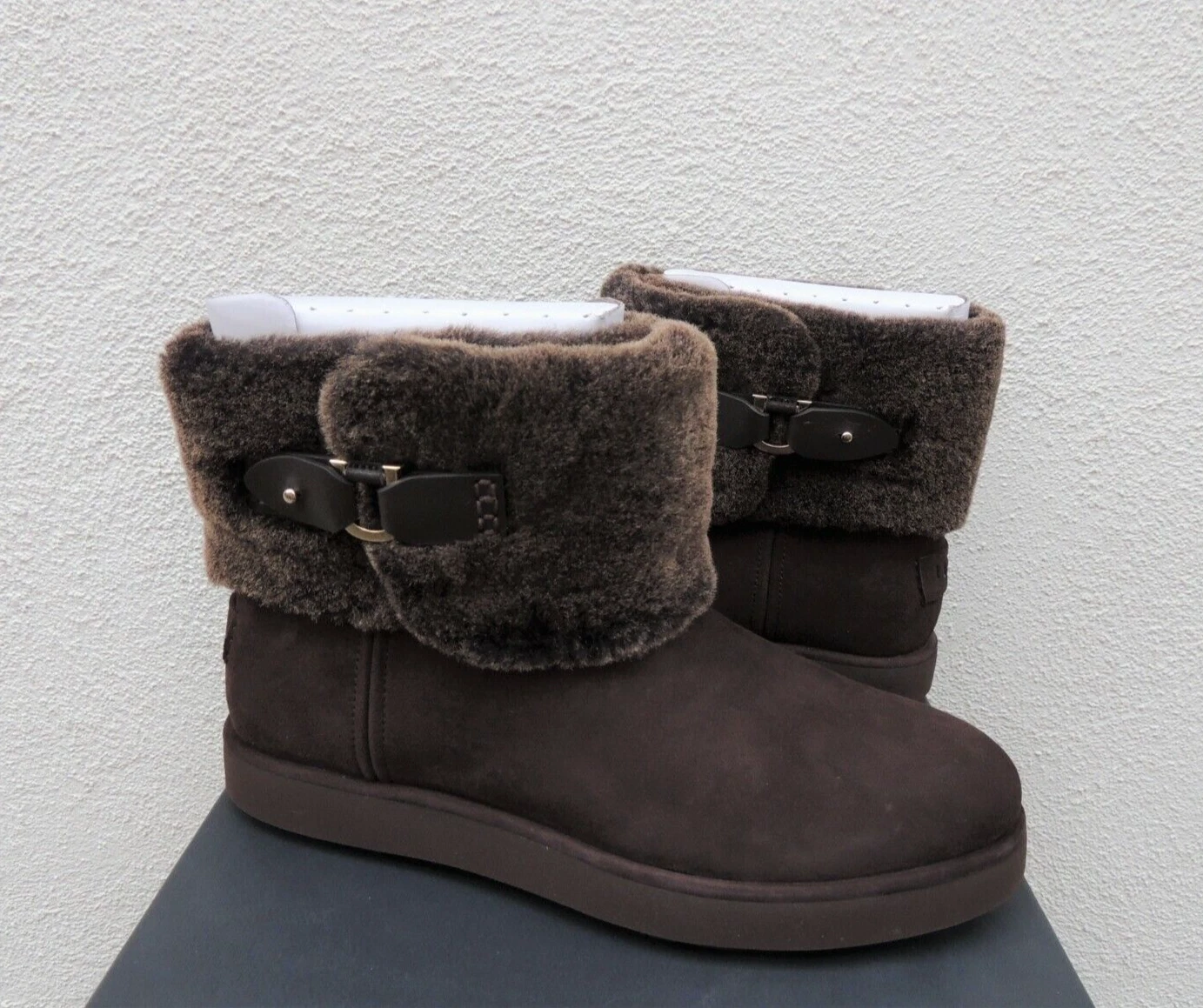 UGG DARK ROAST CLASSIC BERGE MINI STIVALI SCAMOSCIATI PELLE DI PECORA DONNA US 7 EUR 38 NUOVI CON SCATOLA