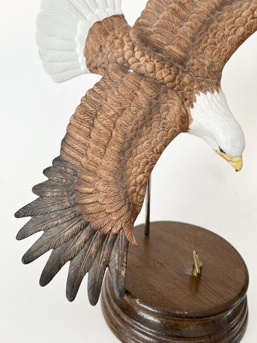 Vintage ENESCO Soaring Eagle Figurine Plays Music On Wood Base Born Free - Picture 6 of 10