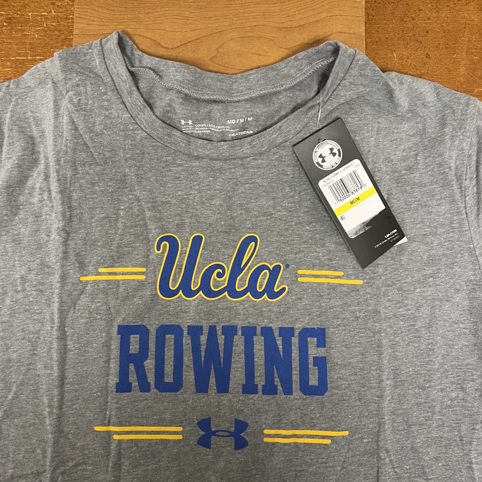 FILA Camicia UCLA Bruins da uomo grigio medio canottaggio maniche corte squadra rilasciata sotto armatura