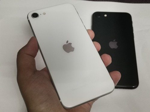 Apple iPhone SE - 64GB - (Unlocked) Excellent Condition - Afbeelding 4 van 7