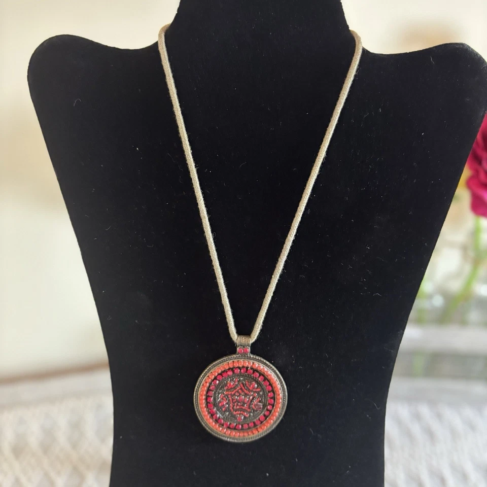 复古红色和青铜吊坠项链圆形浮雕珠子和水晶 — 第 2/4 张图片