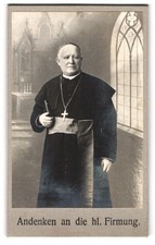 Fotografie Priester im Gewand zu seiner heiligen Firmung mit Kruzifix 