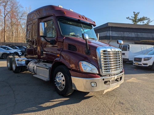 2017 Freightliner Cascadia Mid roof wetline LOW MILES low hours