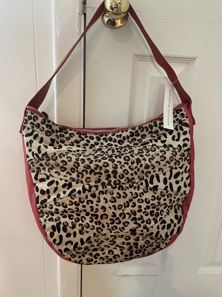 Nuevo con etiquetas Bolso de Diseñador Adrienne Vittadini de Cuero Rojo y Piel de Guepardo Precio de venta sugerido por el fabricante $325 Foto 2 de 4