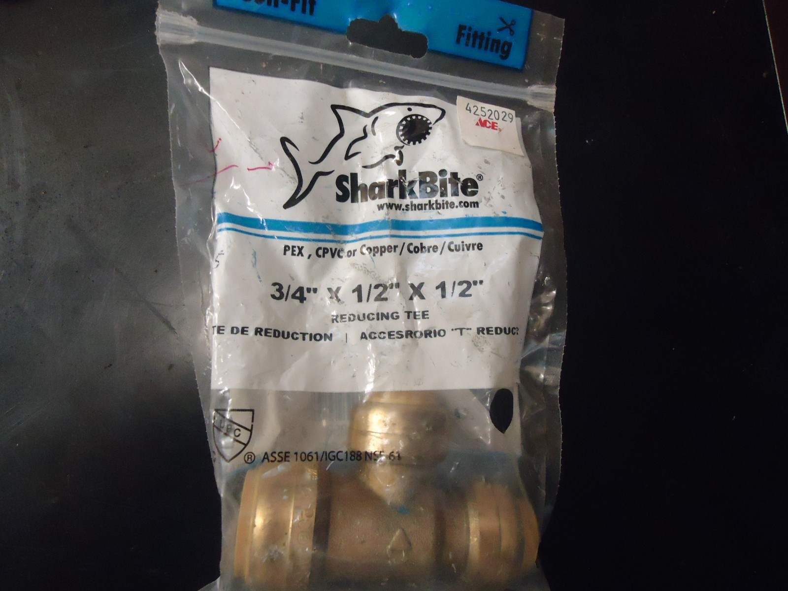SharkBite 3/4" x 1/2" x 1/2" Push to Connect Reducing Tee Fitting U454A