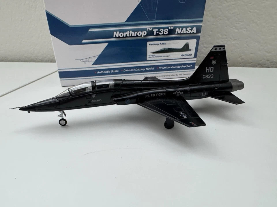 Hobby Master HA5402 Northrop T-38A 67-14833, 49th FW, Holloman AFB, 2011 - Image 3 of 4