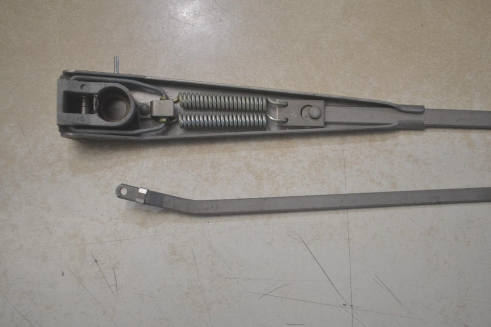 1968 69 70 GM Buick Electra LeSabre Oldsmobile 88 98 brazo limpiaparabrisas NORS LH Foto 4 de 4