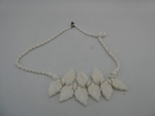 VINTAGE 1950s ART GLASS WHITE LEAF SHAPE BEADS BEADED NECKLACE