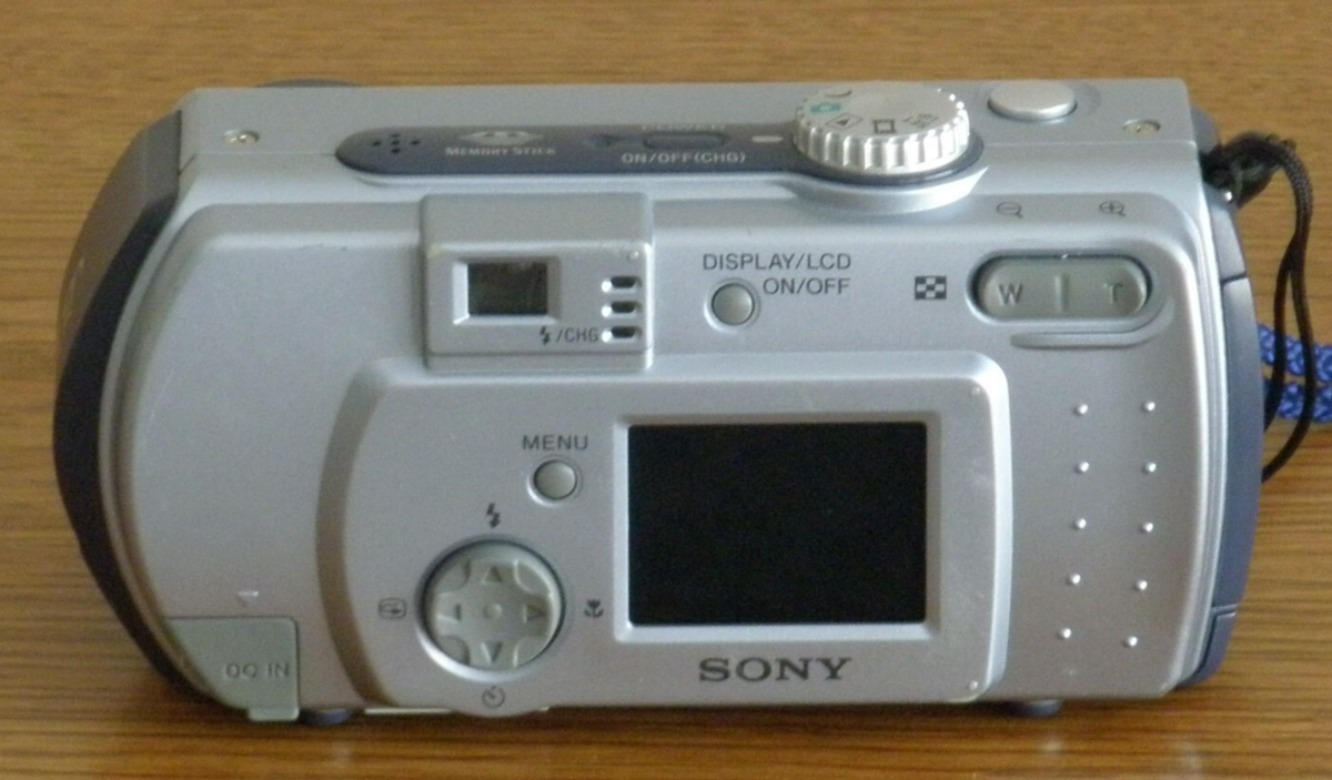 Sony DSC-P90 Cyber Shot Camera, USB cable, Video Cable, 4MB Card