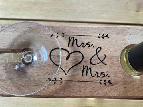 Weinflaschen- & Glashalter Holz Hochzeit Gravur Mrs &Mrs - Bild 2 von 2