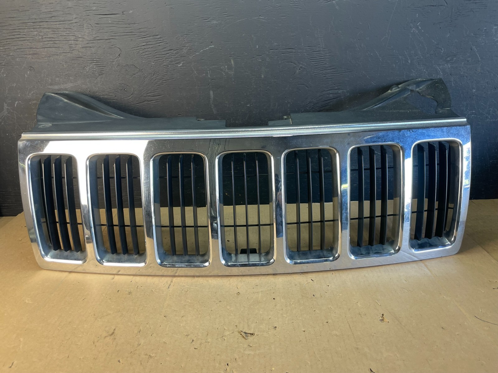 2008 2009 2010 Jeep Grand Cherokee Front Upper Grill Grille OEM AD5761 DG