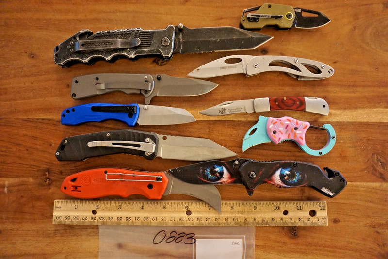 0883   Ten assorted pocket knives