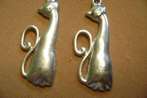 VINTAGE CUTE DANGLE CATS HEAD TILTED AND SMILE SILVER TONE PIERCED EARRINGS - Picture 5 of 6