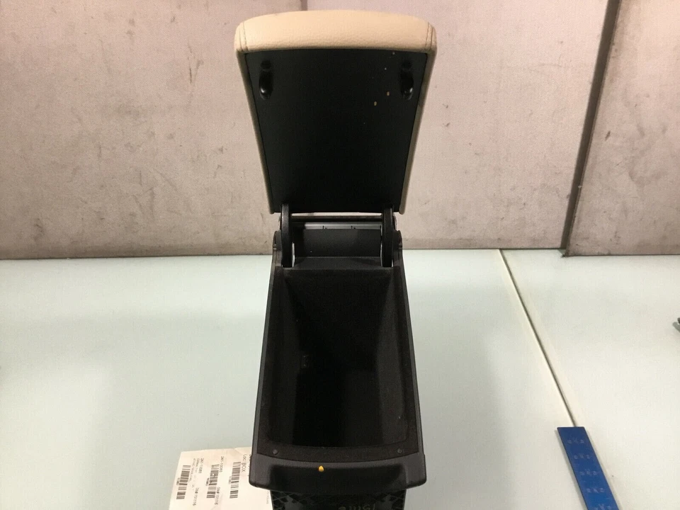 Крышка подлокотника центральной консоли 09–10 Volkswagen CC с отсеком для хранения от оригинального производителя EP - Изображение 3 из 4