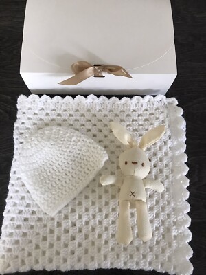 Handgestrickte gehäkelte Baby Kinderwagendecke, Mütze und Teddy in Geschenkbox Neu